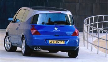 La poupe arrière de ce véhicule est completement déroutante. La renault Mégane II s'est inspirée de l'Avantime (ici en version Privilége)