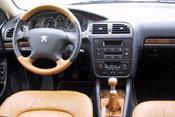 L'interieur et le même que sur la berline. A noter que la version spéciale settantanni dispose d'un beau cuir beige, d'un volant bi-ton et d'insert en bois précieux!