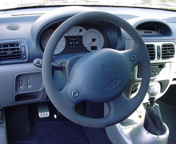 L'habitacle de cette Clio se montre très accueillant . Les sièges à l'image des suspensions sont cnfortable mais la plache de bord issue de la 1° génération de Clio 2 est inadmisible!
