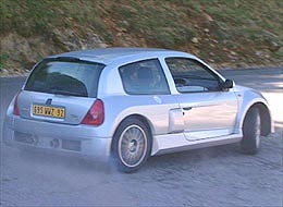 Le gros point noir de cette Clio V6 est la tenue de route. Débutant s'abstenir!