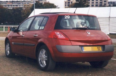 En 5 portes, la Mégane II parrait moins pataude que la pseudo coupé