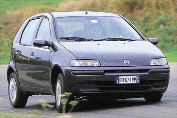 Relativement sure, la Punto JTD offre un bon comportement routier sans arriver à égaler celui de la Clio
