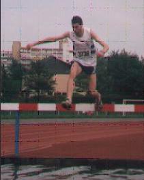 Le meme athlete du club en train de sauter une barriere de steeple